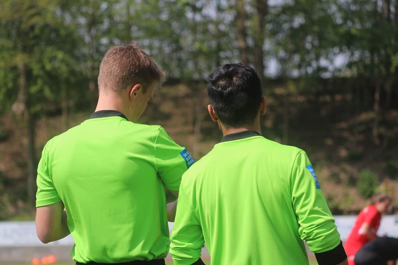 Schiedsrichter auf dem Fußballplatz