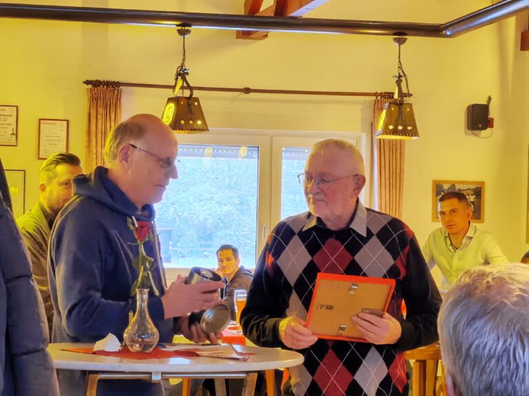 Dirk Vereeken überreicht Kurt Eyrich den Ehrenamtspreis des DFB für seine langjährige ehrenamtliche Tätigkeit.